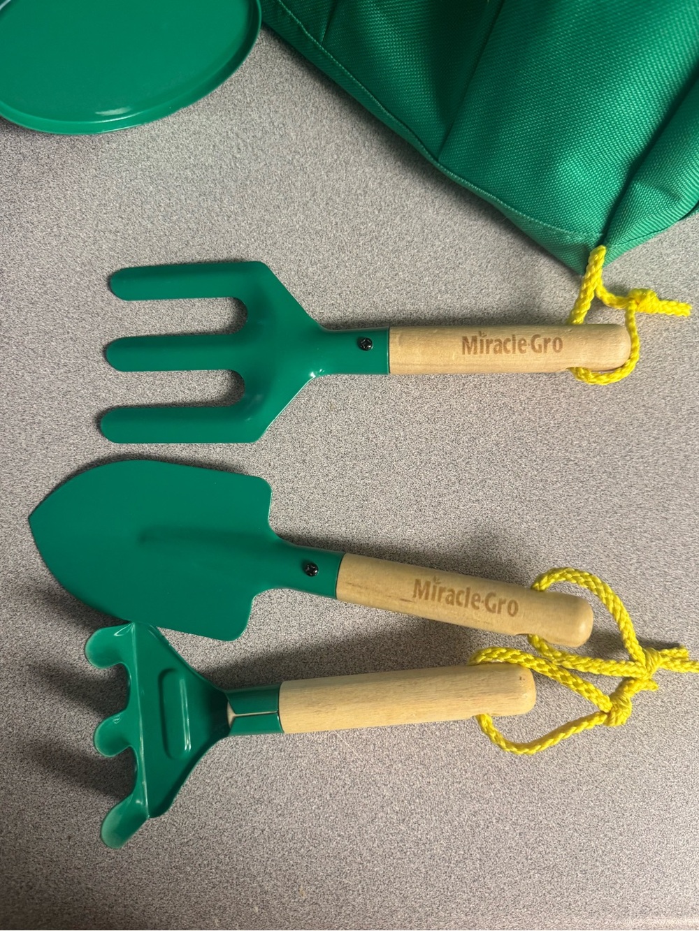 Miracle-Gro Green & Yellow Garden 5 piece Tool Set - Picture 2 of 6